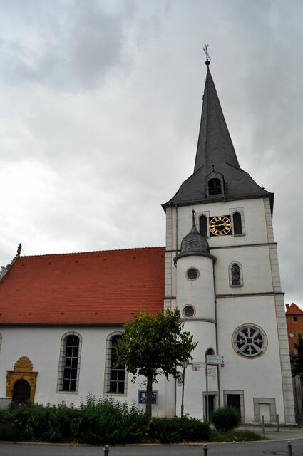 Die Kirche steht natürlich an zentraler Stelle im Ort. | Foto: Daniela Somers