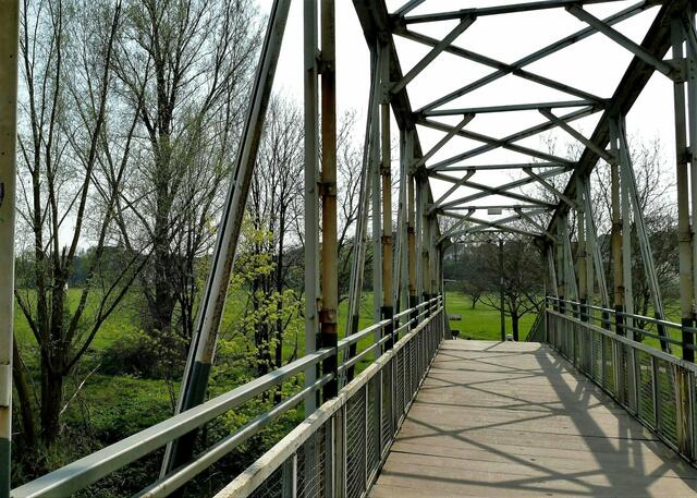 Wer kennt diese Brücke, die über den alten Neckar führt? Viele Radtouren führen hier entlang. | Foto: Karl-Heinz Wachtler