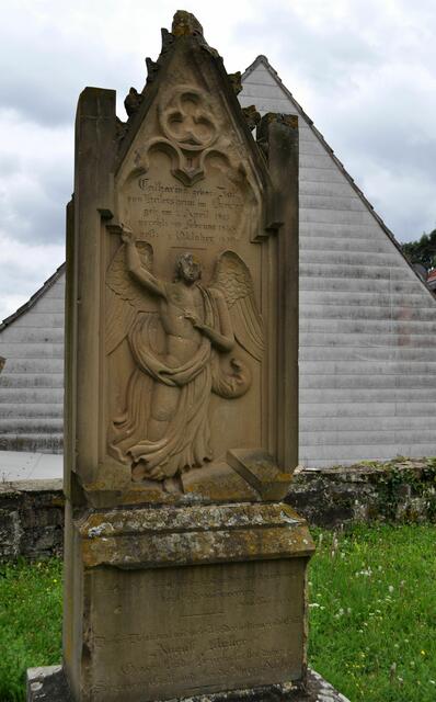 Einer der Grabsteine auf dem alten Friedhof neben der Kirche | Foto: Daniela Somers