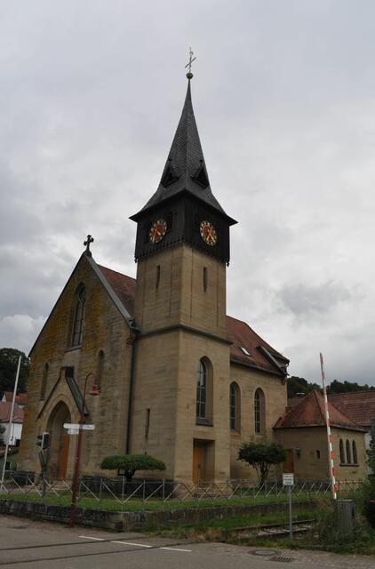 Die kath. Kirche St. Josef. Sie steht direkt neben den Gleisen der Krebsbachtalbahn. | Foto: Daniela Somers