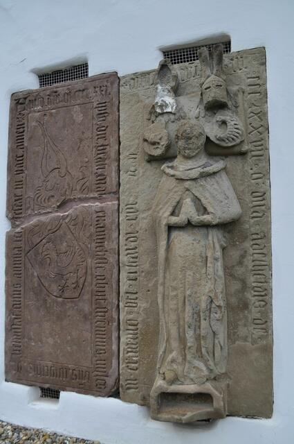 Grabplatten an der Außenwand der Kirche | Foto: Daniela Somers