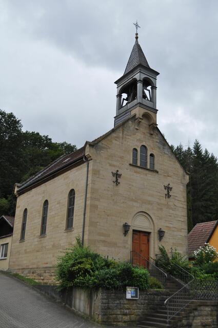 Die ev. Kirche soll eine Orgel aus dem Jahr 1745 besitzen. Und eine bemalte Decke im Kirchenraum haben. Leider war sie geschlossen. | Foto: Daniela Somers