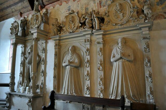 An der Südwand des Chors. Epitaphe für Johann Philipp von Helmstatt und seine Frauen Agnes († 1580) und Dorothea († 1606)  | Foto: Daniela Somers