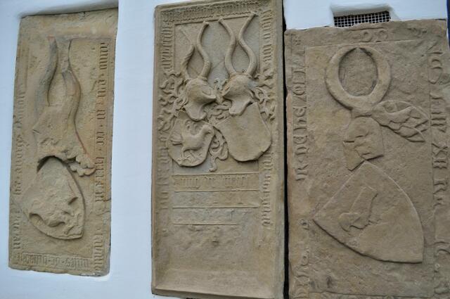 Grabplatten an der Außenwand der Totenkirche: links Raban III. († 1393), in der Mitte Weiprecht III. († 1478), rechts Raban I. († 1344), | Foto: Daniela Somers
