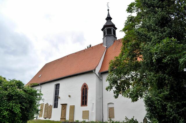 Am Übergang der Dächer vom Chor und dem Langhaus ist ein Dachreiter als Glockentürmchen aufgesetzt.  | Foto: Daniela Somers