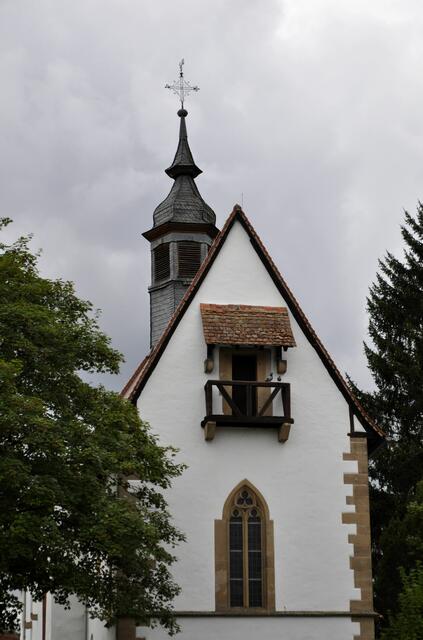  Im nach Osten zeigenden Chorgiebel ist eine balkonartige und überdachte Außenkanzel zu sehen. | Foto: Daniela Somers