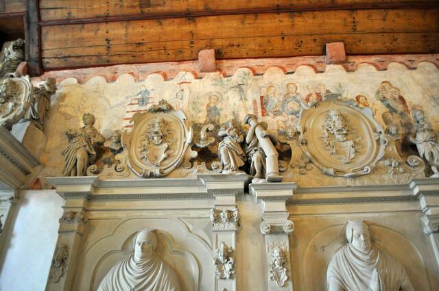 Kunstvolle Malereien über den Epitaphe an der Südwand | Foto: Daniela Somers