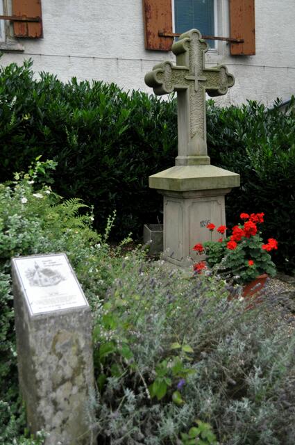Das Kreuz soll an die 1887 abgerissene erste katholische Kirche des Ortes erinnern. Sie stand an diesem Platz. | Foto: Daniela Somers