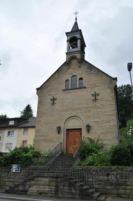Die ev. Kirche steht direkt an der Durchgangsstrasse und wurde 1898 eingeweiht. | Foto: Daniela Somers
