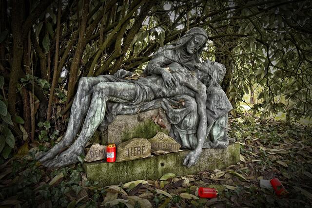  Die Marienklage am Eingang des Ehrenfriedhofs. (aus meinem Archiv). | Foto: Michael Harmsen