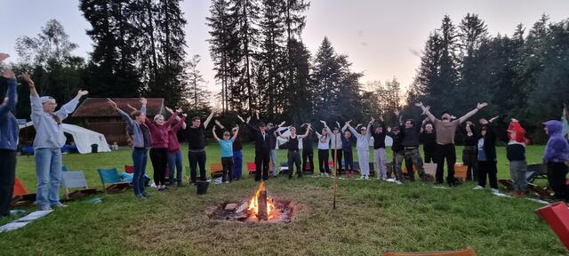 Lieder singen mit Bewegungen in der Abendrunde ums Lagerfeuer | Foto: Fototeam des Zeltlagers