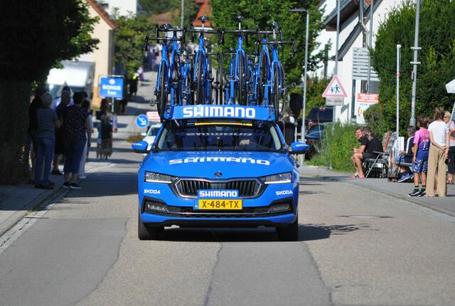 In Donnbronn konnte man entspannt zuschauen. Hier haben sich die Massen nicht am Strassenrand gedrängt. | Foto: Daniela Somers