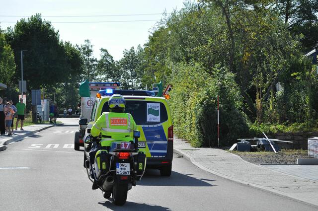 Das wars. Die grüne Flagge am Polizeifahrzeug zeigt das Ende des Fahrerfelds an. | Foto: Daniela Somers