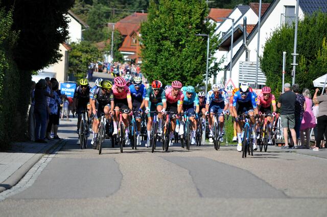 Die erste Gruppe der Fahrer ist wirklich extrem schnell unterwegs. | Foto: Daniela Somers