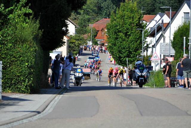 Die ersten Fahrer kommen in Sicht. | Foto: Daniela Somers