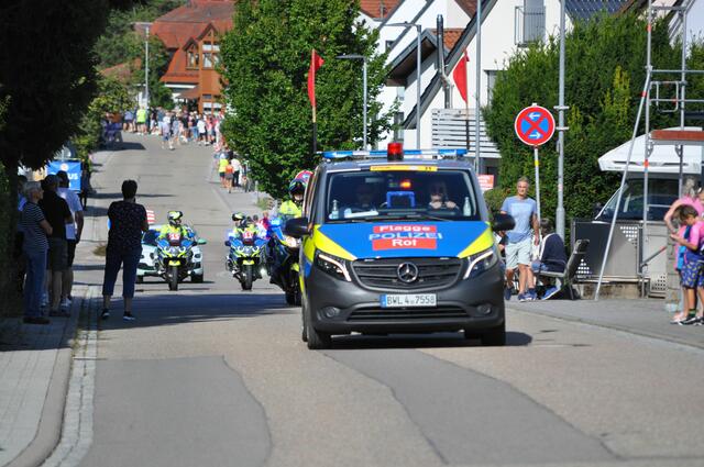 Viel Polizei fuhr schon lange vor den Rennfahrern auf der Strecke. | Foto: Daniela Somers