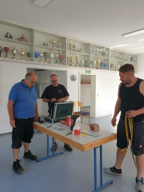 Walter findet die Schraube nicht | Foto: Michael Schenk