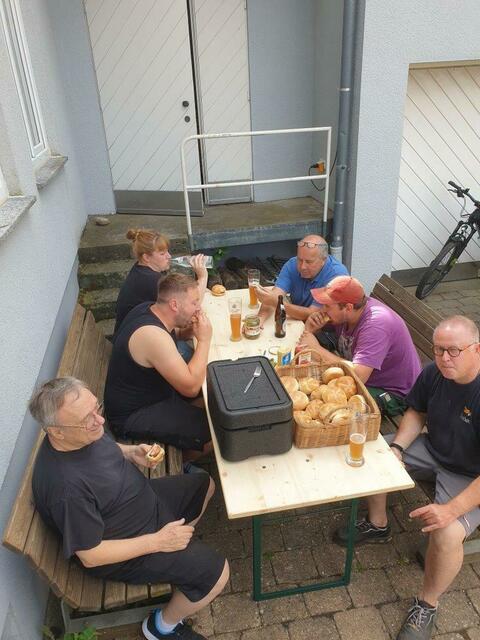 Jeder Helfer hat sich sein Vesper ordentlich verdient | Foto: Karlheinz Reber