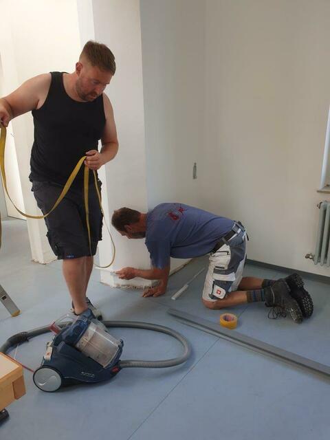 Eine mühsame Arbeit, die Sockelleisten werden montiert | Foto: Michael Schenk