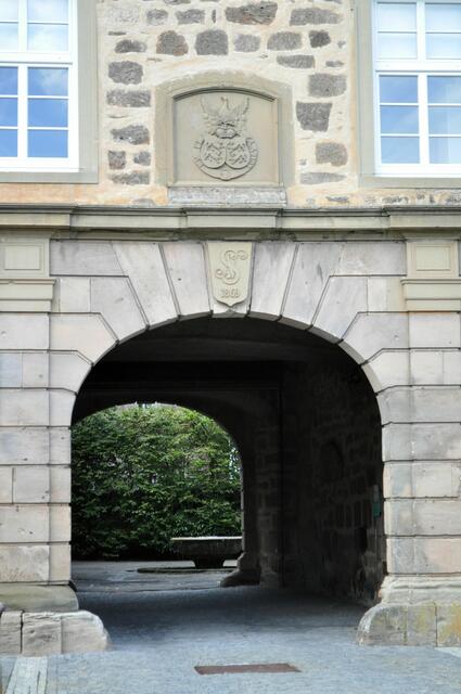 Über dem Durchgang das Wappen Hohelohe. | Foto: Daniela Somers