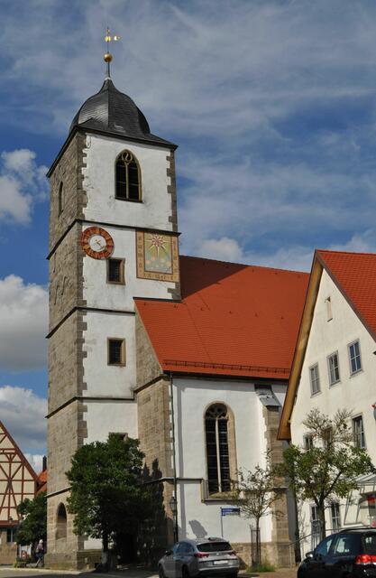 Die ev. Kirche im Renaissancestil. Der Turm mit Zwiebelhaube. Alle Geschosse am Turm sind durch Gesimse unterteilt.  | Foto: Daniela Somers