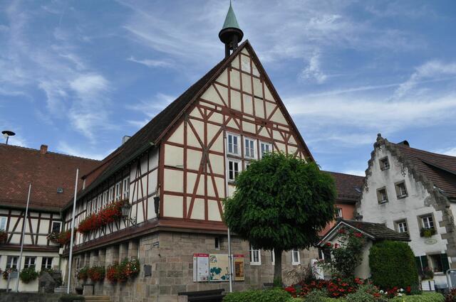 Das Haus Palmer, rechts neben dem Rathaus, ist das älteste Haus der Stadt. | Foto: Daniela Somers