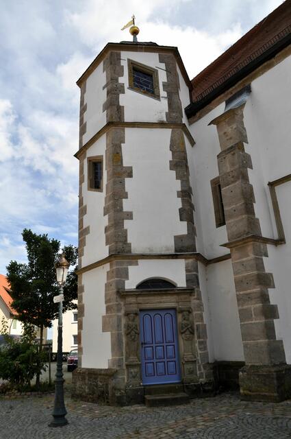 Die blaue Tür am Treppenturm ist ein Hingucker | Foto: Daniela Somers