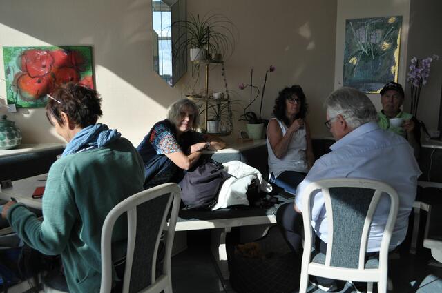 Die Heimatreporter machen es sich gemütlich. In unsere Runde waren auch Bekannte von Uschi die zum Fotoclub Neckarsulm gehören. | Foto: Daniela Somers