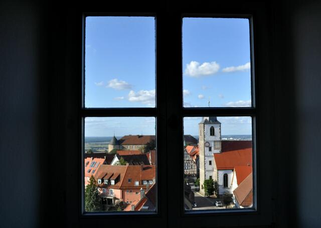 Die Fenster lassen sich wohl nicht öffen. Aber der Ausblick ist trotzdem grandios. | Foto: Daniela Somers