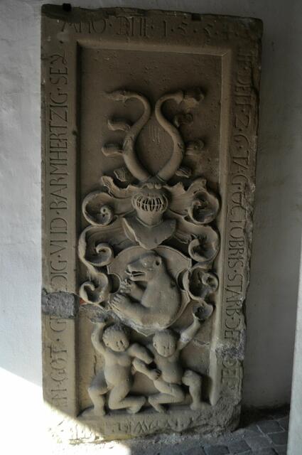 Epithape am Haupteingang. Bis 1679 war die Grablege der Grafen von Hohenlohe-Waldenburg im Chor der Kirche. | Foto: Daniela Somers