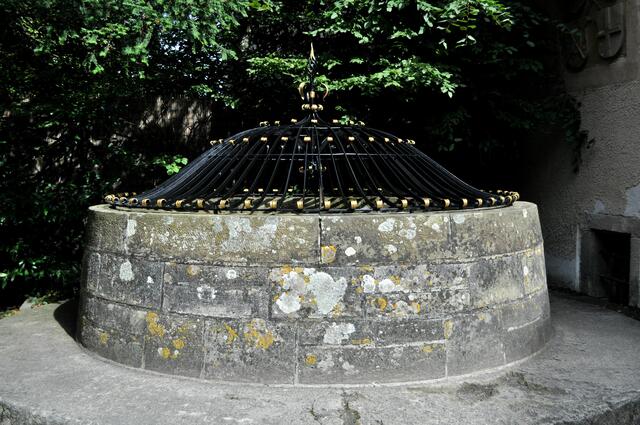 Der Brunnen im Innenhof. Er soll einen Tiefe von 40 Metern haben und immer noch Wasser führen. | Foto: Daniela Somers