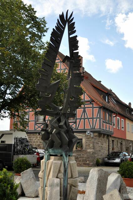 Der Phönixbrunnen von Hermann Koziol aus dem Jahr 1987.Es zeigt den Phönix als Zeichen der Wiedergeburt Waldenburgs nach dem Zweiten Weltkrieg. Der Brunnen steht an der neu entwickelten Stadtmitte. | Foto: Daniela Somers