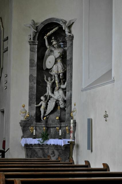 Seitenaltar. Michael im Kampf mit dem Drachen. | Foto: Daniela Somers