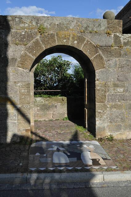 Das Brunnentörle. Von hier ging es 248 Stufen hinunter zum Wasser holen am Brunnen in der Hohenau. Dabei tauschte man auch Neuigkeiten aus. So bekam der Weg umgangsprachlich den Beinamen: Lästerallee. Bis 1901 war der Brunnen die einzige Trinkwasserquelle im Ort. | Foto: Daniela Somers