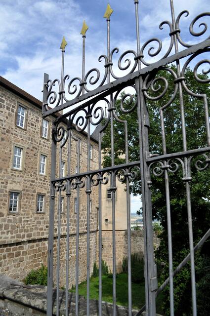 Eingangstor zur steinernen Brücke die zum Schloss führt. | Foto: Daniela Somers