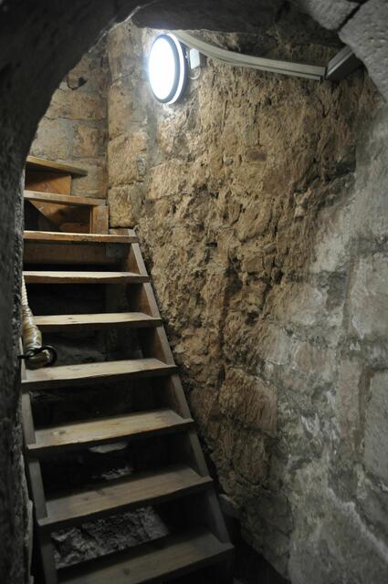 Größtenteils Holztreppen führen hinauf. Aber nicht alle sind so breit wie diese hier. | Foto: Daniela Somers