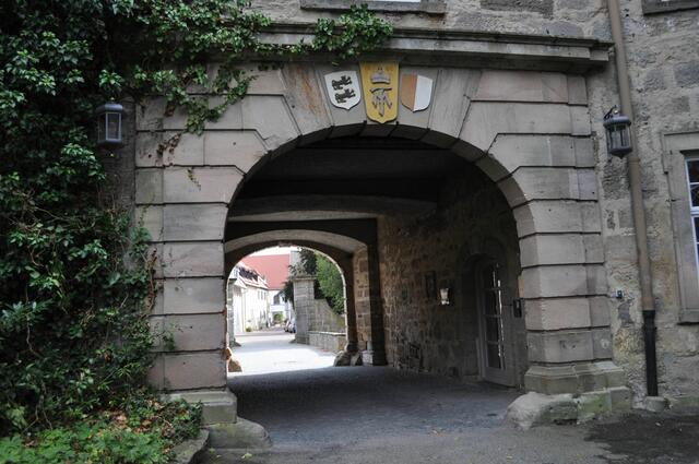 Durchblick nach Außen. Das Ehewappen von Friedrich Karl V. Joseph Gero Michael Maria Aloisius Fürst zu Hohenlohe-Waldenburg-Schillingsfürst (geb. 19.6.1933) und Marie-Gabrielle von Rantzau (geb. 29.8.1942) von 1966. | Foto: Daniela Somers