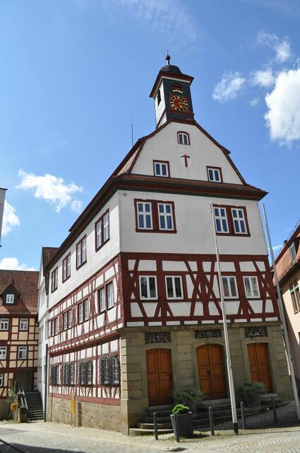 Das Rathaus mit Mansardendach und Glockentürmchen. | Foto: Daniela Somers