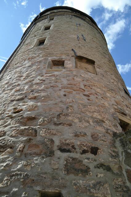 1620 wurde der Turm um 3 Geschosse erhöht und ein zweites Allianzwappen mit Bauinschrift am Turm gefertigt. | Foto: Daniela Somers
