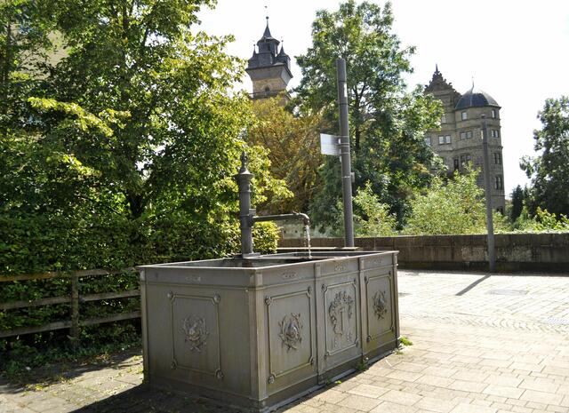 Laufbrunnen. Dahinter sieht man schon das Schloss | Foto: Daniela Somers