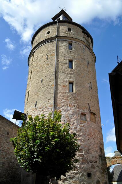 Der Bürgerturm. Nach dem 30-jährigen Krieg wurde die Stadt Neuenstein unterhaltspflichtige Eigentümerin des Turms. Der Unterhalt für den Turm war sehr teuer und die Stadt wollte sich dieses Geld sparen. Der Gemeinderat beschloss den baufälligen Turm dem Fürsten Christian Kraft zu Hohenlohe-Oehringen zum Geburtstag am 21. März 1911 zu schenken. Der Fürst nahm das kostenträchtige Geschenk an. 1982 übergab das Fürstenhaus den Bürgerturm an den Schwäbischen Albverein. | Foto: Daniela Somers