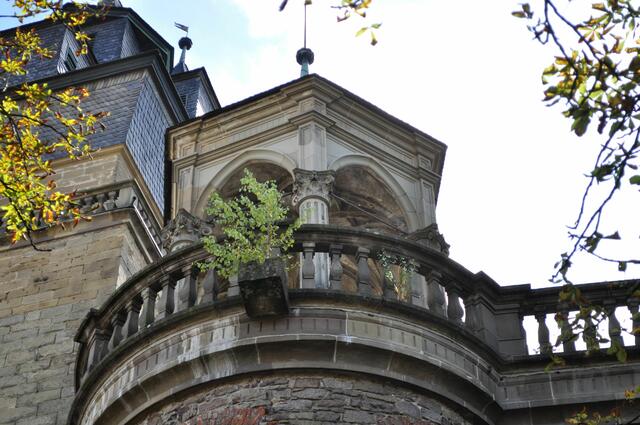 Detailansicht des runden Flankierungsturm neben dem Eingang | Foto: Daniela Somers