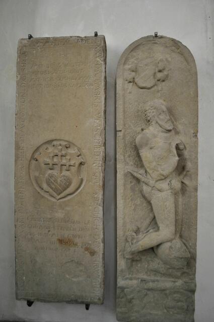 Im Chorbereich sind einige Epitaphe zu sehen. | Foto: Daniela Somers