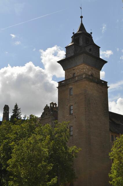 Der Bergfried. Seine Grundfläche beträgt 7 auf 8 m. Die Außenmauern sind 1,5 bis 2 m dick.  | Foto: Daniela Somers