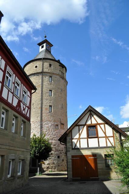 Der Bürgerturm. Mit dem kleinen Häuschen im Vordergrund ergibt es ein schönes Bild. | Foto: Daniela Somers