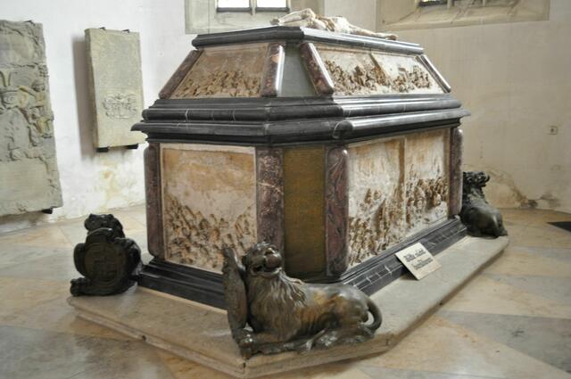 Das Kenotaph des letzten Grafen von Hohenlohe-Neuenstein, Wolfgang Julius, wird von 4 Löwen bewacht. | Foto: Daniela Somers