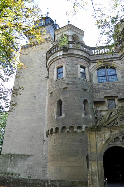 Links neben dem Eingang steht der romanische Bergfried der einstigen Burg. Er ist als einziger quatratisch und wurde in das Schloss intergriert. | Foto: Daniela Somers