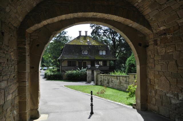 Blick durch das Tor vom Torhaus zum Walkhaus. | Foto: Daniela Somers