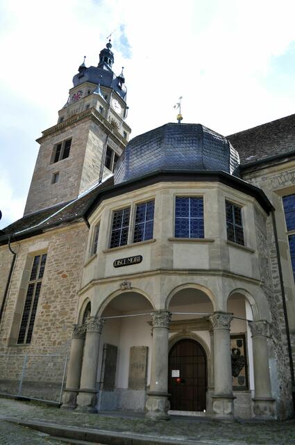 Graf von Hohenlohe-Neuenstein, Wolfgang Julius, hatte sich als kaiserlicher General bei den Türkenkriegen verdient gemacht. Deshalb ziert auch ein Halbmond das Dach des Anbaus in dem sein Kenotaph stand. | Foto: Daniela Somers