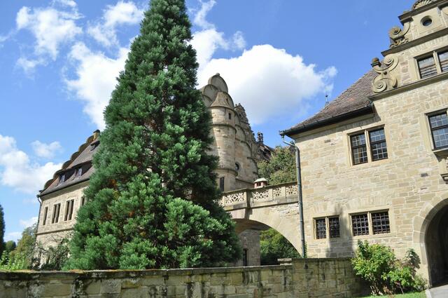 Eine Brücke verbindet das Schloss (große Scheuer) mit dem Torhaus. | Foto: Daniela Somers